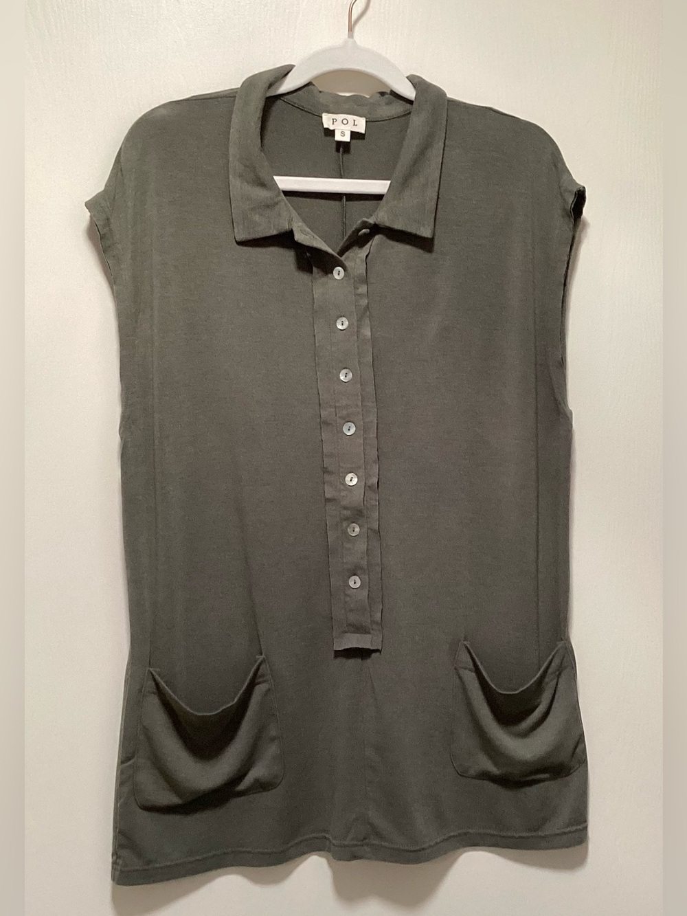 POL olive green button-down sleeveless top